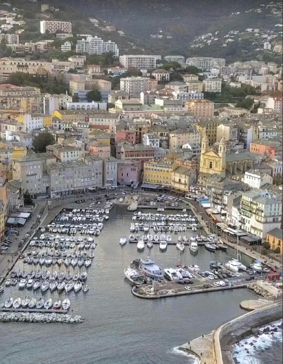 Près du Vieux port Studio terrasse vue dégagée église de Saint Jean - Housity