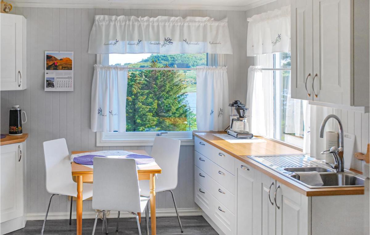 Suitetrails - Nice Home In Leknes With House Sea View