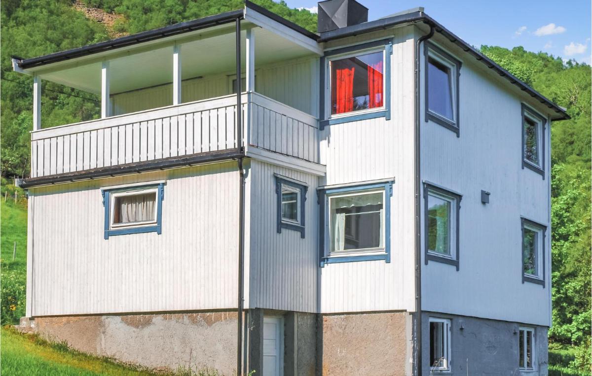 Suitetrails - Nice Home In Leknes With House Sea View