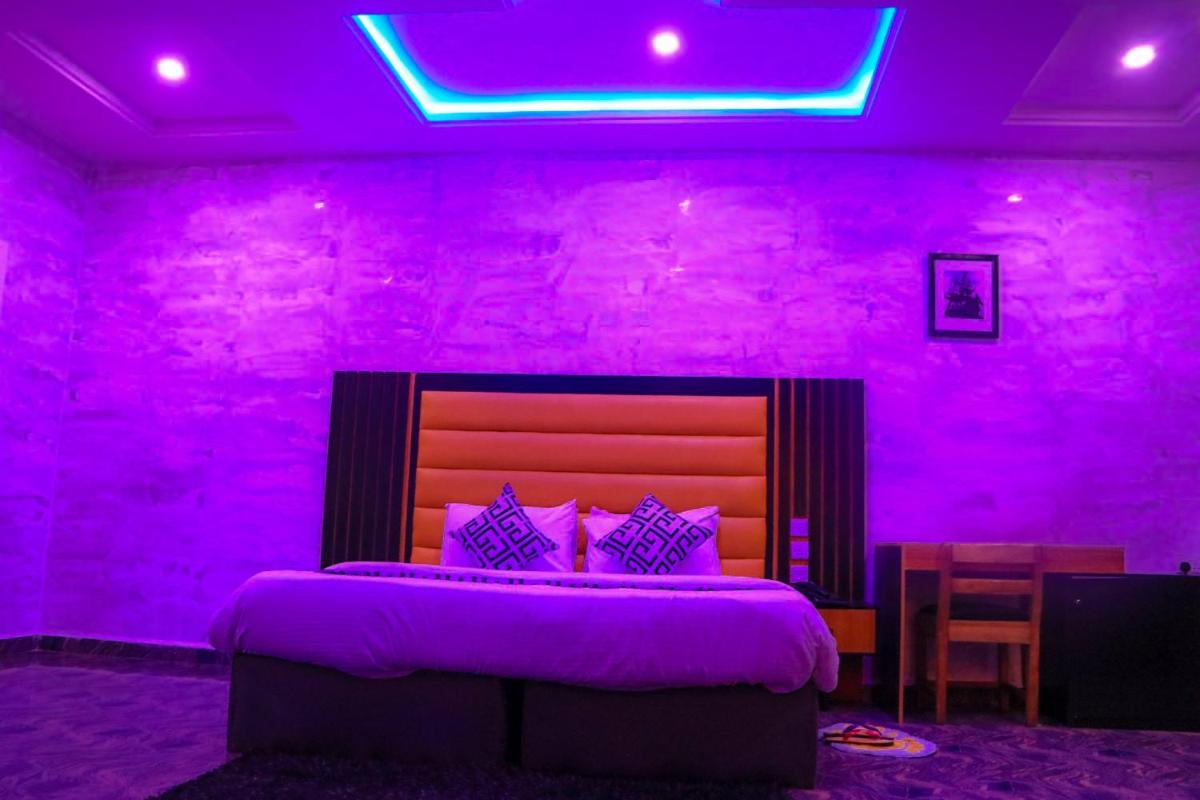 MT Deluxe Hotel - Housity