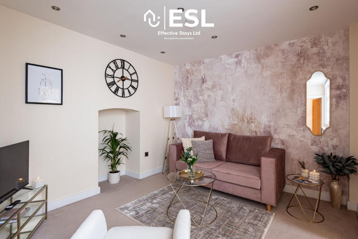 Suitetrails - Super Central - Quiet - 2 Bedroom Cottage