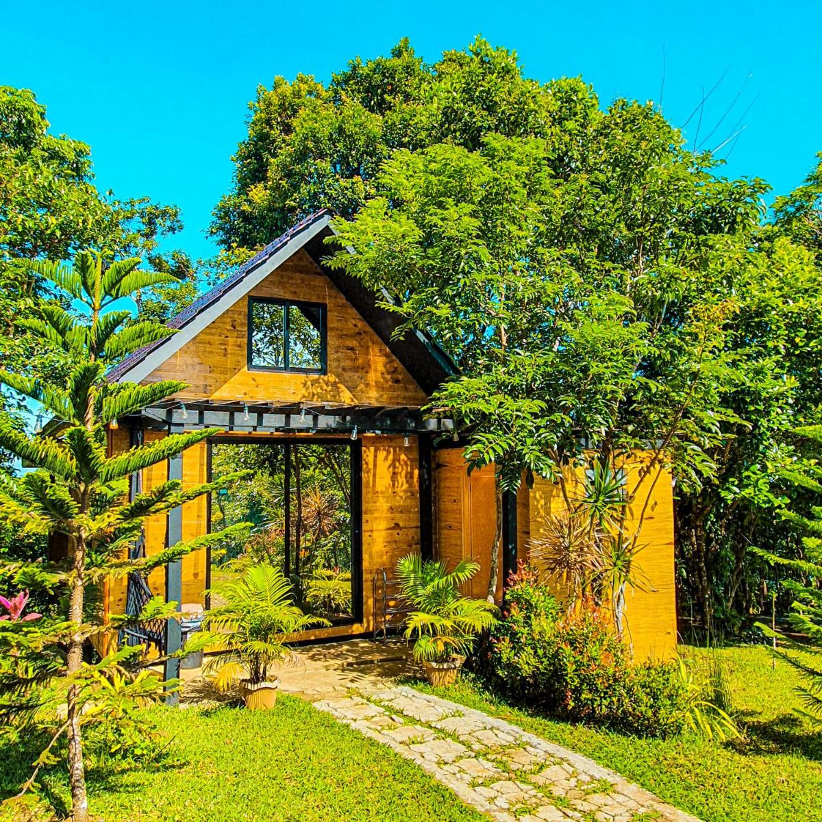 Relaxing Lake side Staycation for Family ,2 to 3 hours away from Manila - Housity