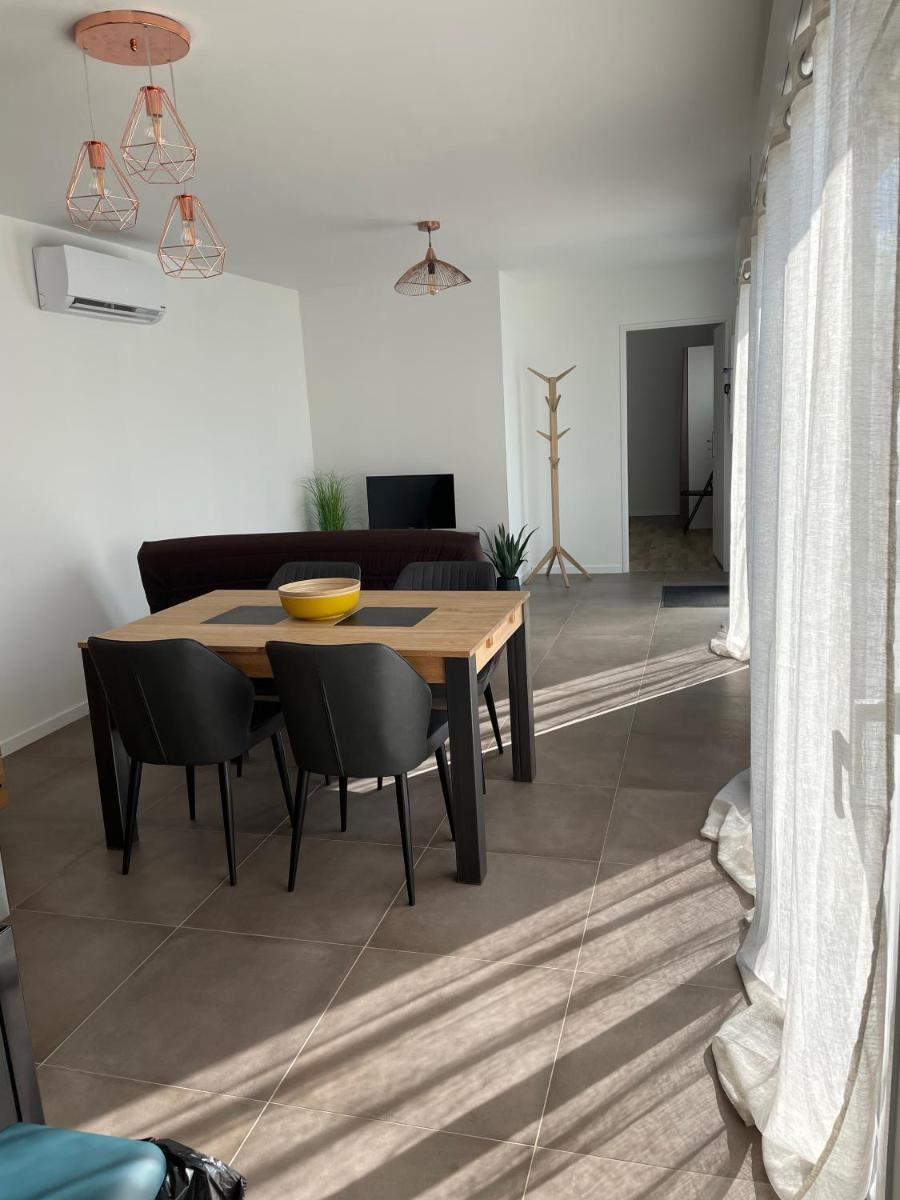 Maison Fleurs de Lys, climatisée, WiFi et Parking Privée Gratuit, Lave-Linge, Vernon Giverny - Housity