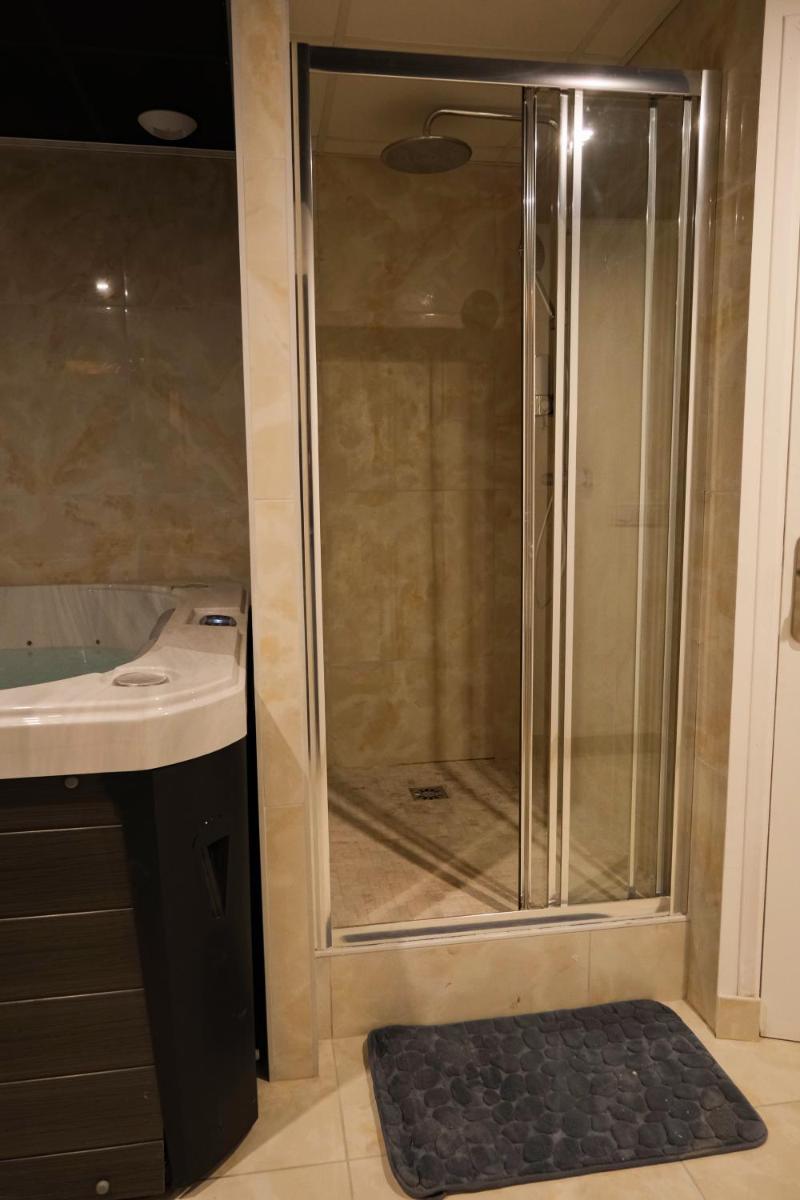 Chambre avec Jacuzzi, Sauna, Espace détente, TV NETFLIX - Housity