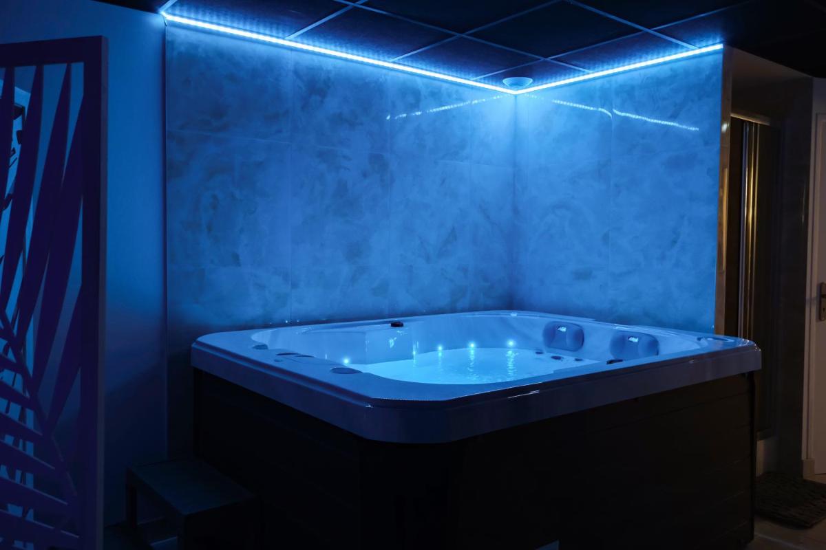 Chambre avec Jacuzzi, Sauna, Espace détente, TV NETFLIX - Housity