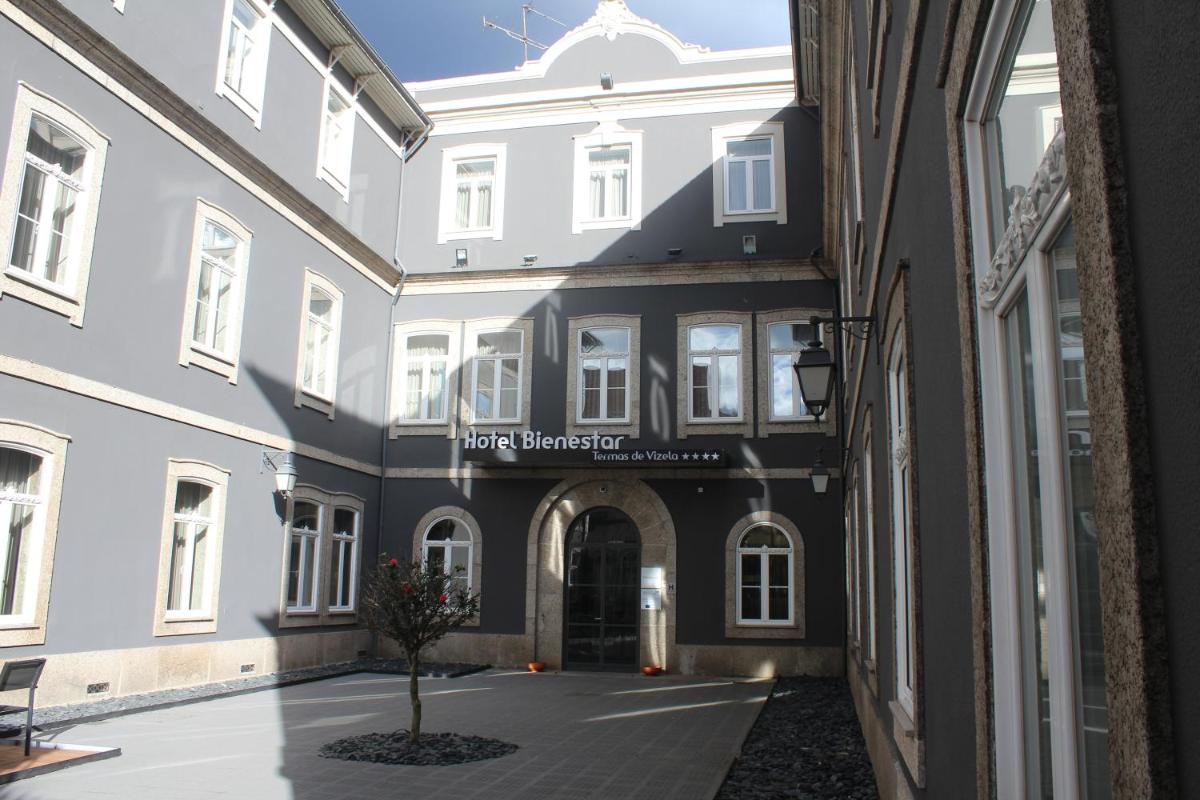 um grande edifício branco com uma placa que diz "portador de esperança" em Hotel Bienestar Termas De Vizela em Vizela