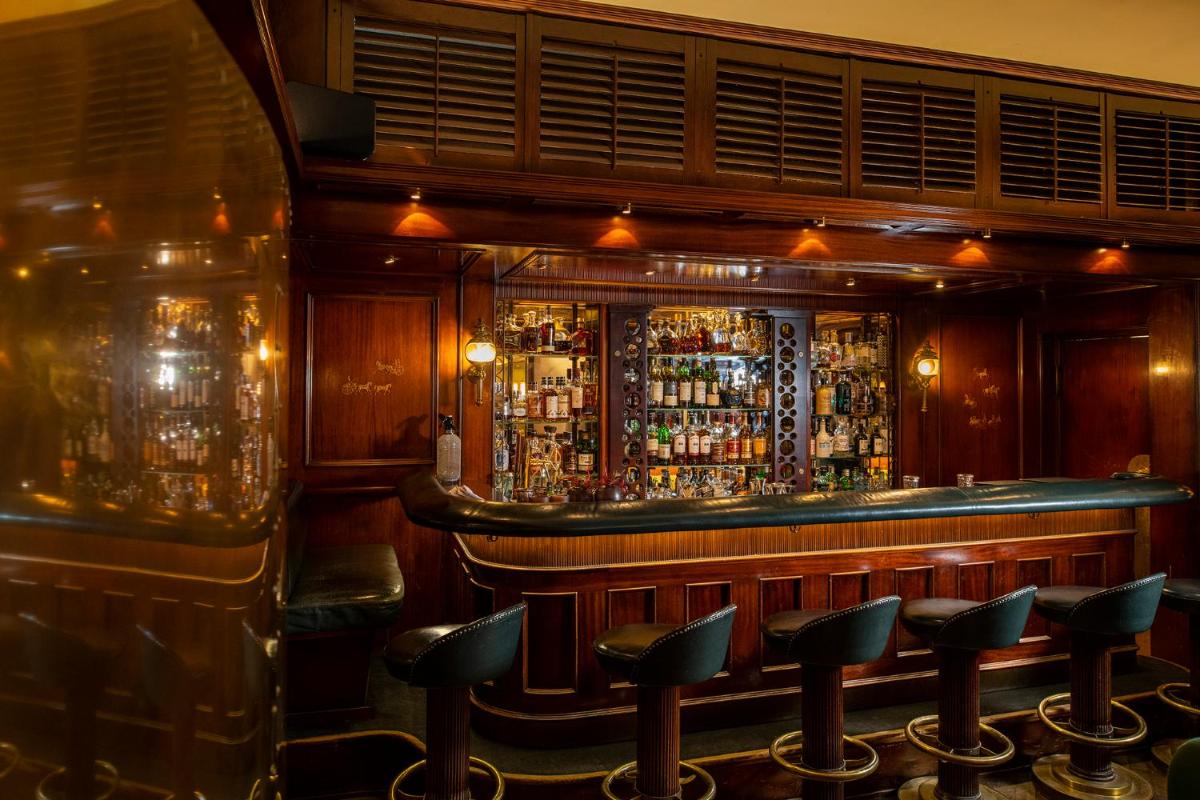 Lounge oder Bar in der Unterkunft Hotel Erbprinz - Gourmet & Spa