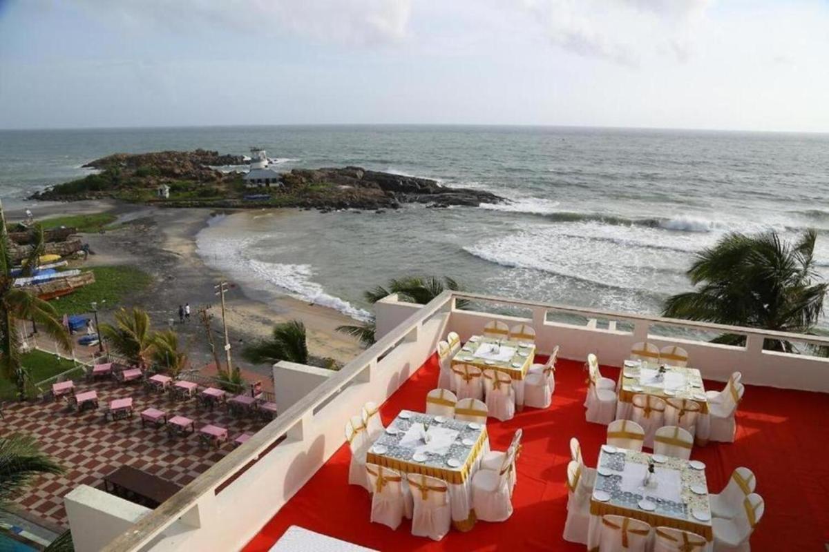 Hotel SeaRock Beach Resort Kovalam - Housity