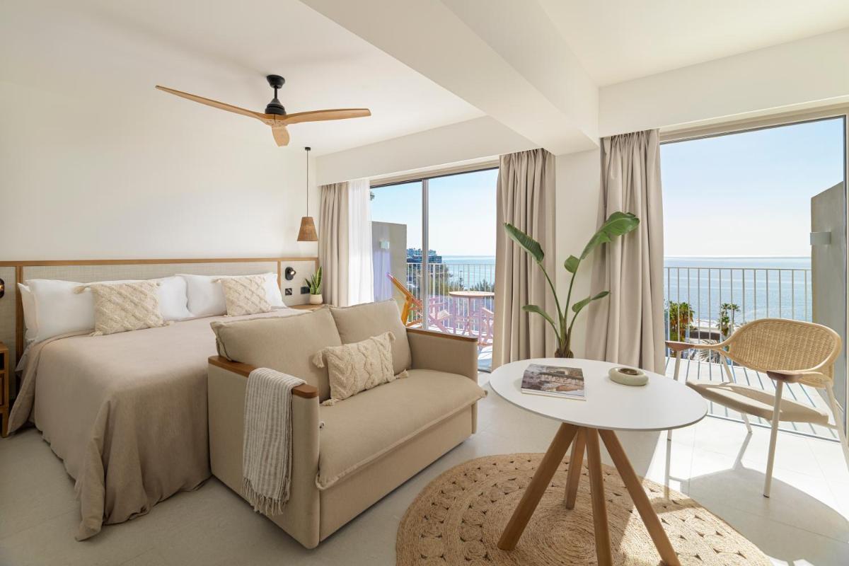 Un dormitorio con una cama, un sofá y una mesa. en Paradisus by Meliá Gran Canaria - All Inclusive, en San Agustín