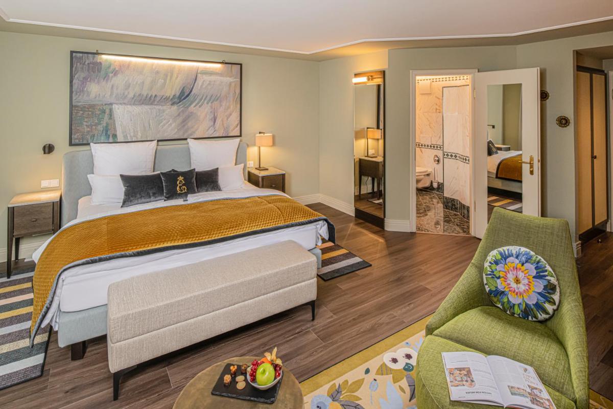 Ein Bett oder Betten in einem Zimmer der Unterkunft Hotel Erbprinz - Gourmet & Spa