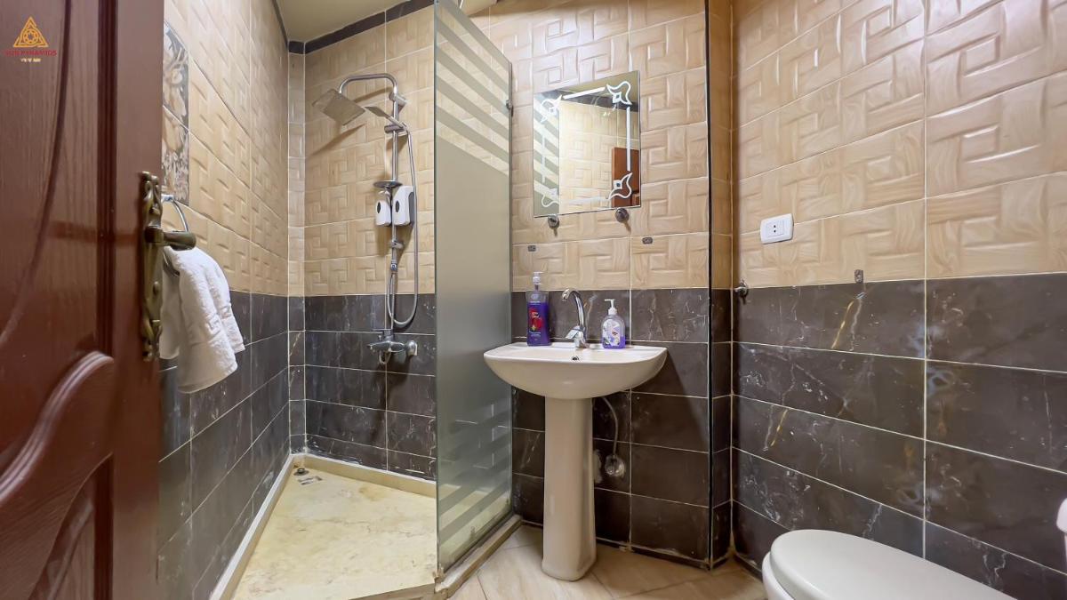 Full Pyramids View Apartment with Balcony For 8 P - Housity