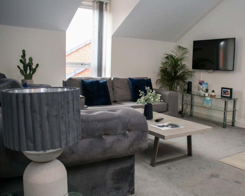 Luxe Living Guest House-Sleeps 6 -Family Friendly-Private Parking-Wifi-City-Beach - Housity