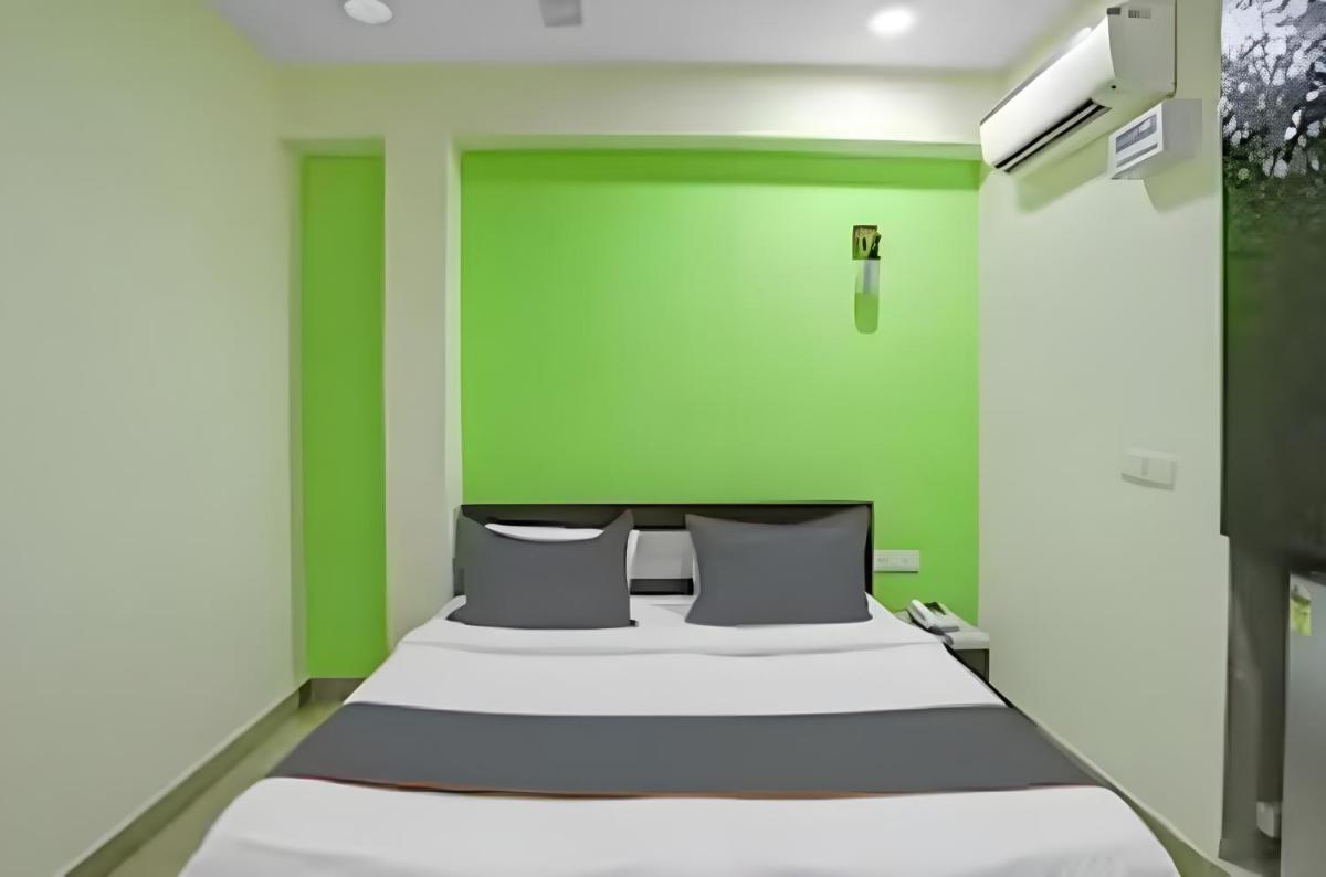 Premium Rooms Lajpat Nagar - Housity