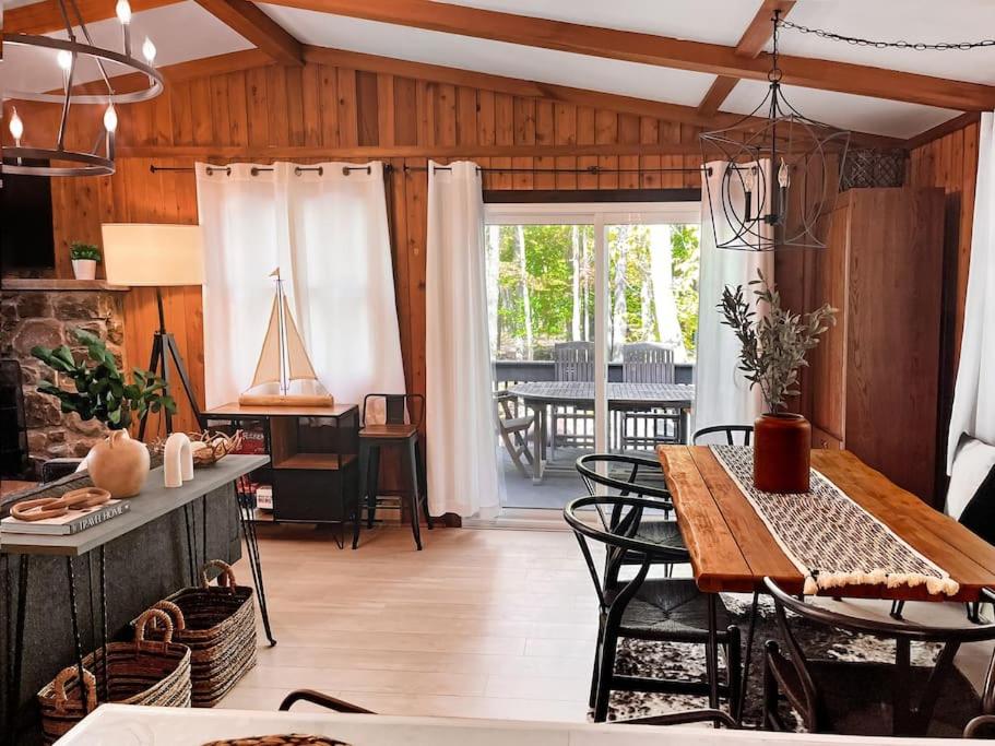 Stylish and Cozy Cabin, Walking Distance to Big Bass Lake - Housity
