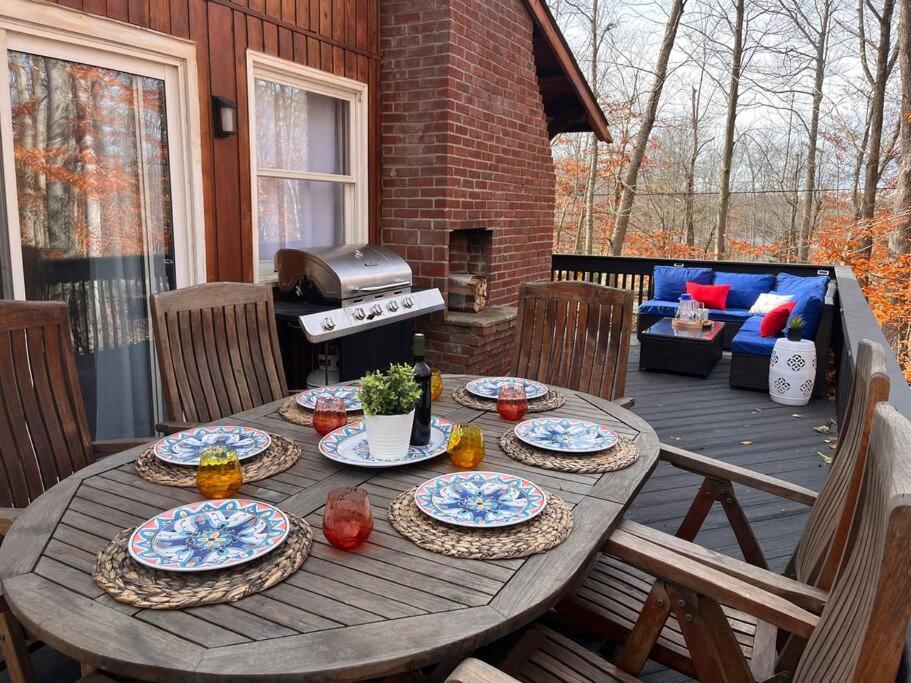 Stylish and Cozy Cabin, Walking Distance to Big Bass Lake - Housity