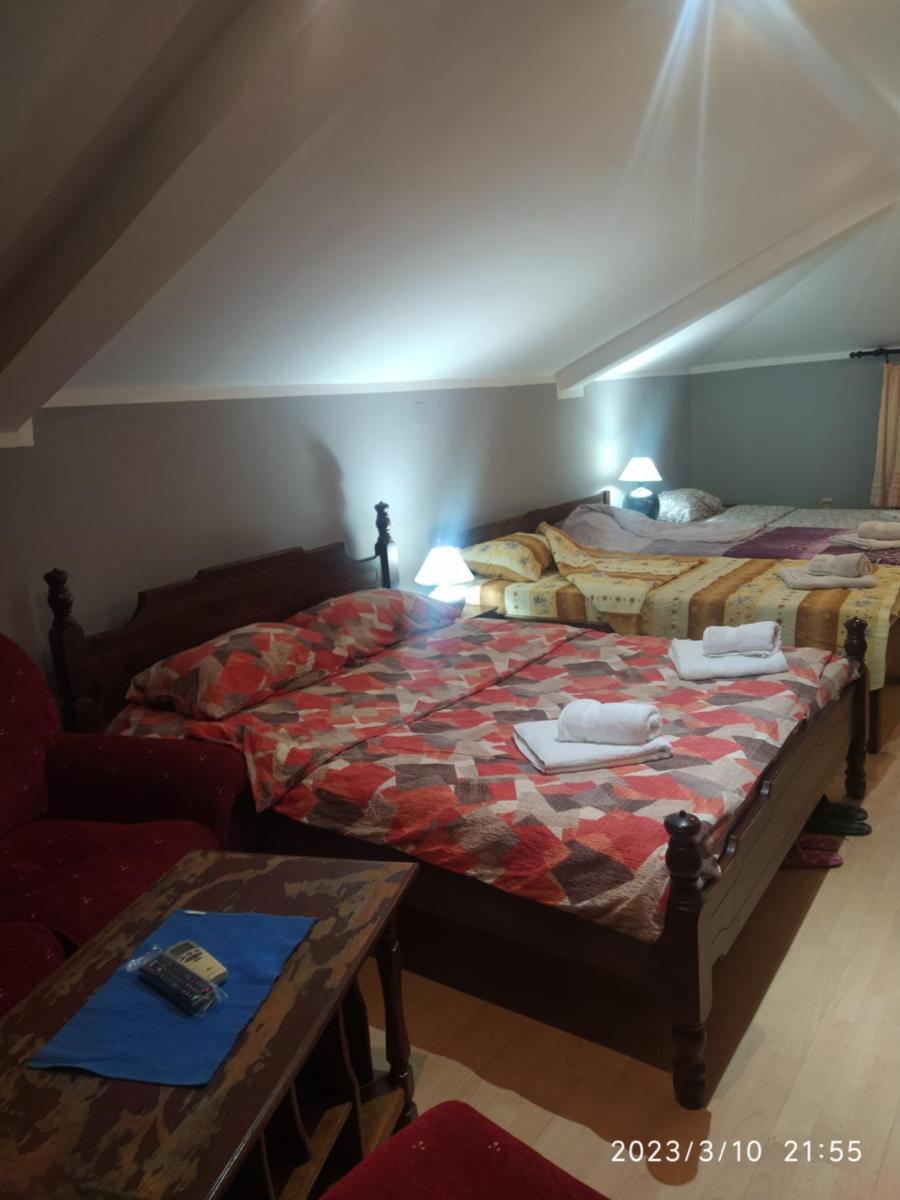 Kneževi konaci - Housity
