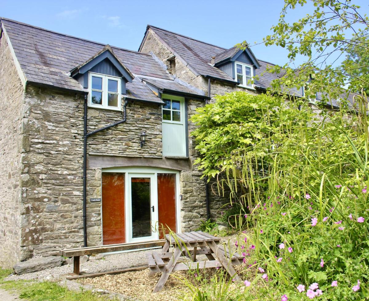 Coach House - 5 minutes from stunning beaches of Cardigan Bay - Housity