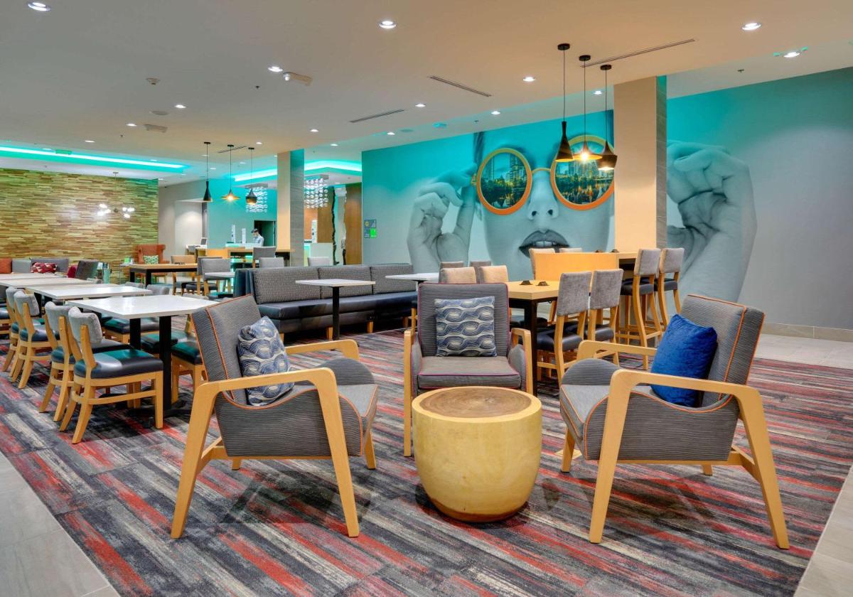 La Quinta Inn & Suites by Wyndham Lakeway - Housity