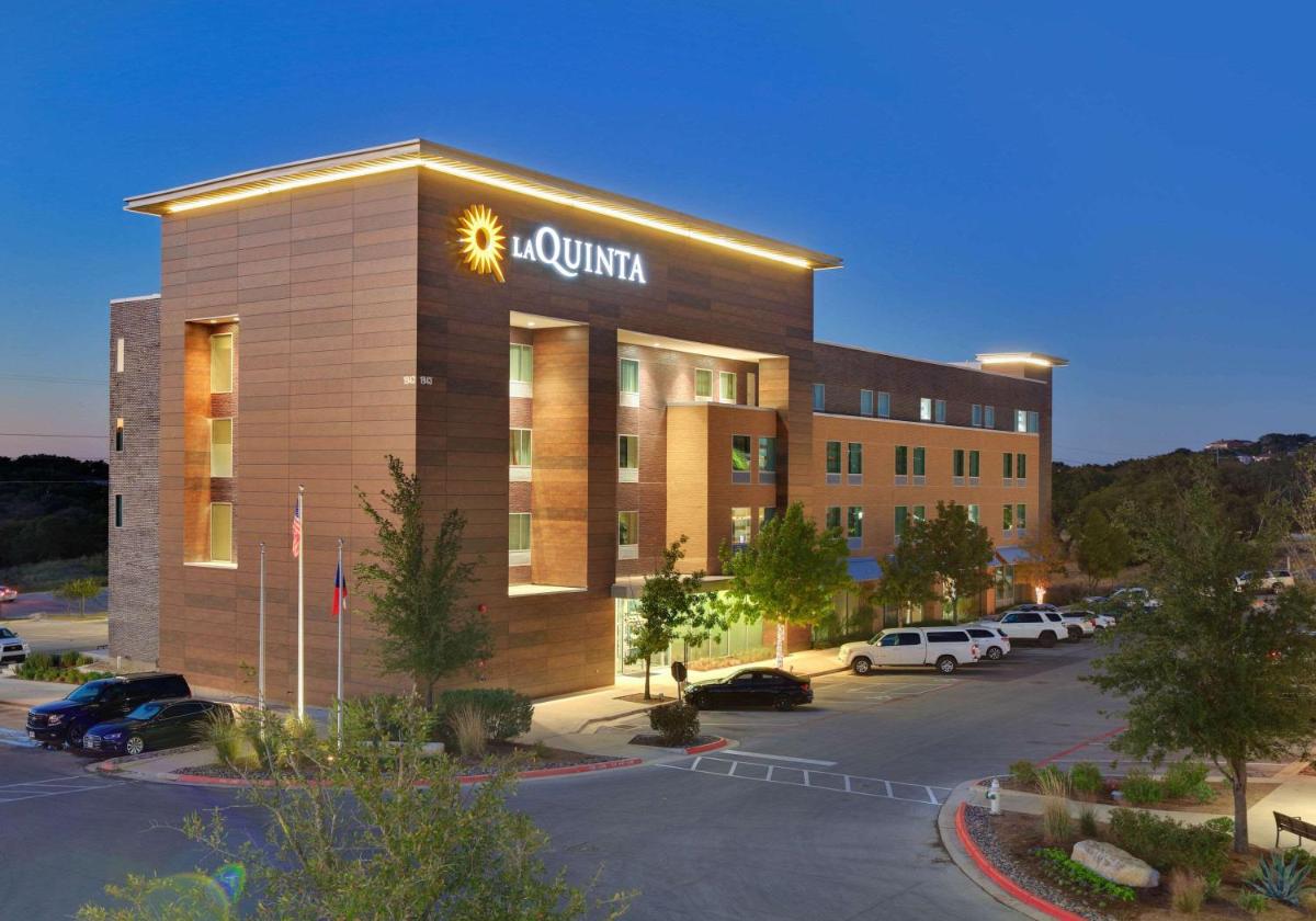 La Quinta Inn & Suites by Wyndham Lakeway - Housity