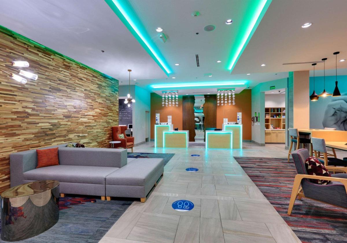 La Quinta Inn & Suites by Wyndham Lakeway - Housity