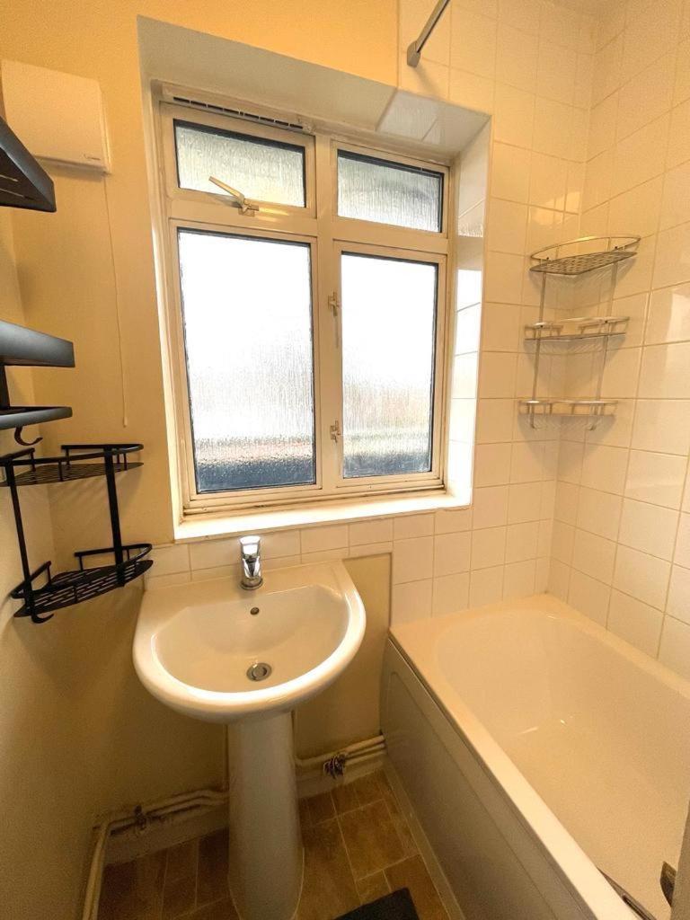 Charming double-bedroom in London Flat - Housity