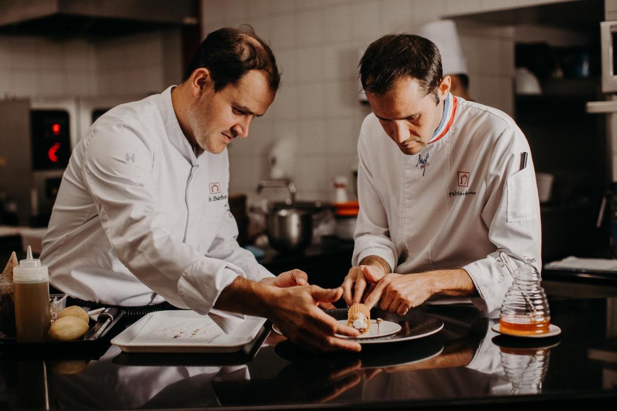 Clients de l'établissement Les Frères Ibarboure - Hôtel 4 étoiles, Spa extérieur sensoriel et Restaurant étoilé à Bidart