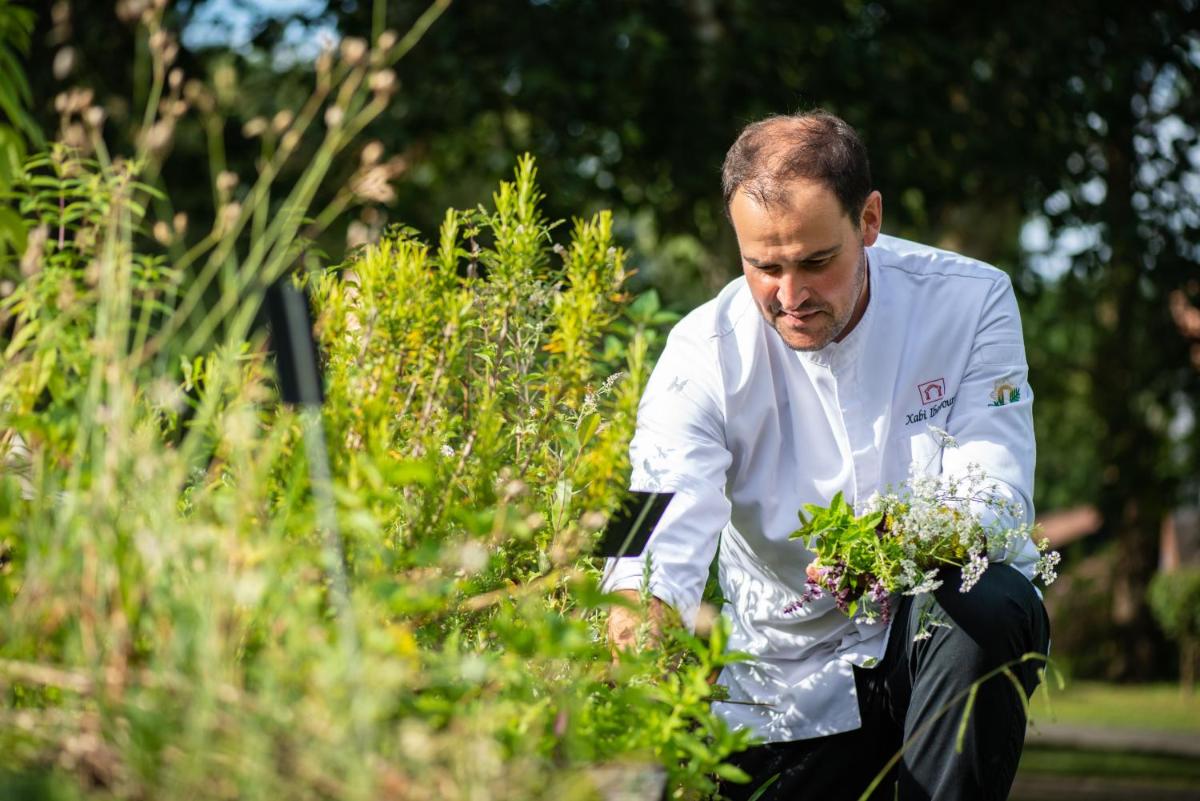 Clients de l'établissement Les Frères Ibarboure - Hôtel 4 étoiles, Spa extérieur sensoriel et Restaurant étoilé à Bidart