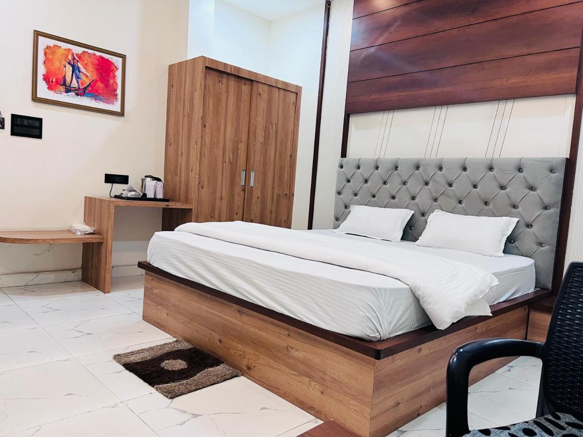 Saini Hotel - Housity