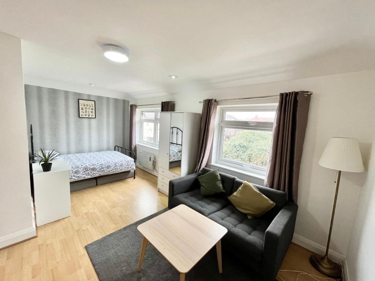No2326 Tree-Hole - Housity
