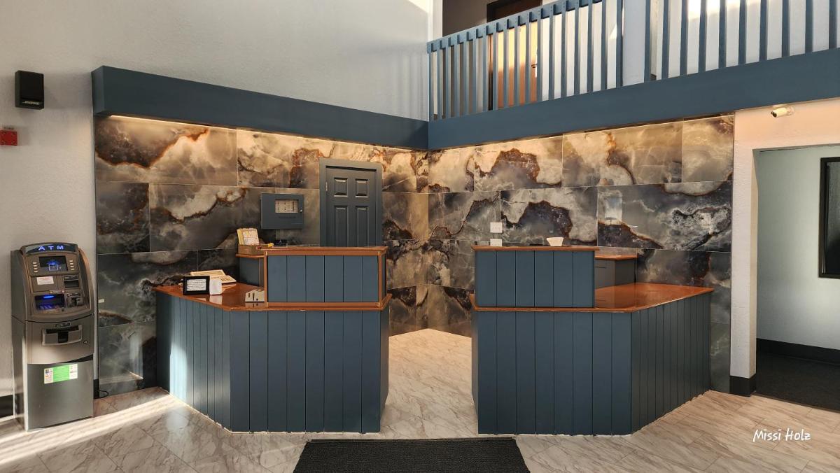 The Oasis Hotel & Bar - Housity