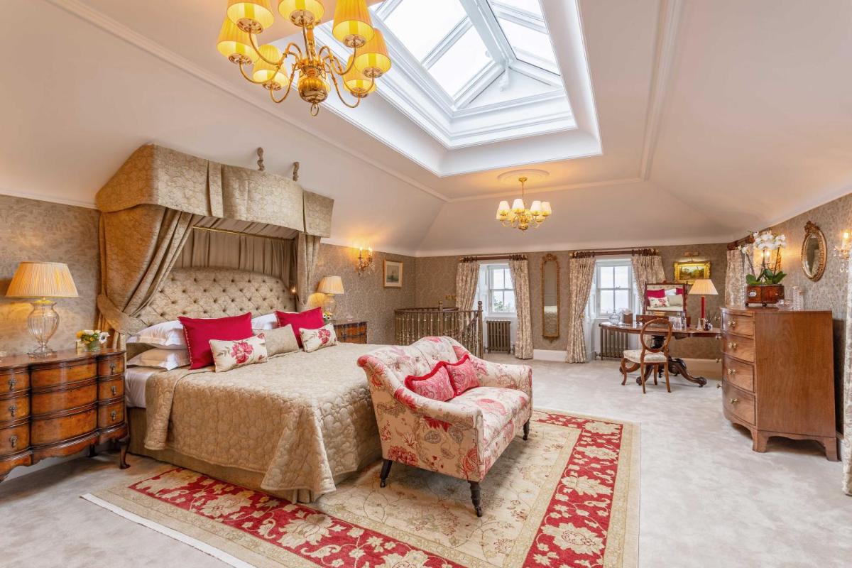 Glenapp Castle - Housity