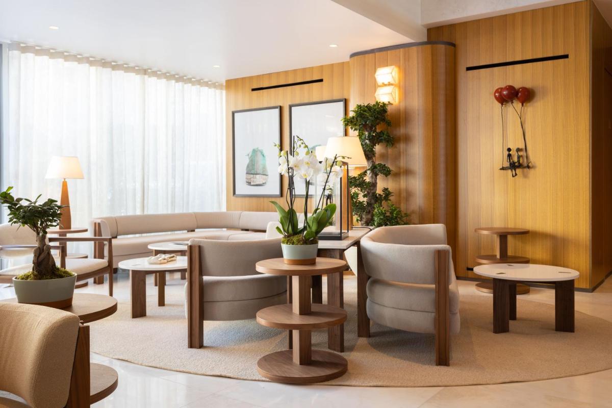 Coin salon dans l'établissement Mondrian Cannes