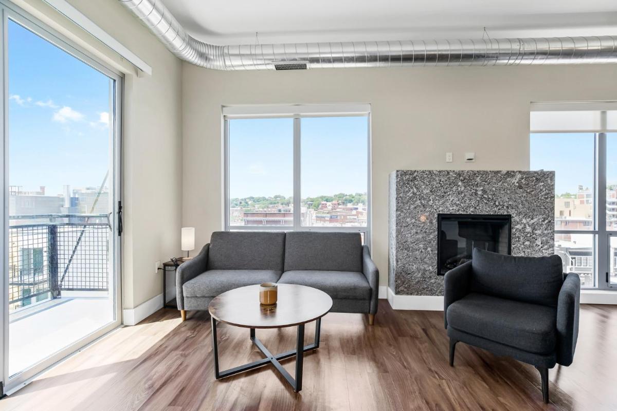 Upscale Two Bedroom Stay with Amazing Rooftop 748 - Housity