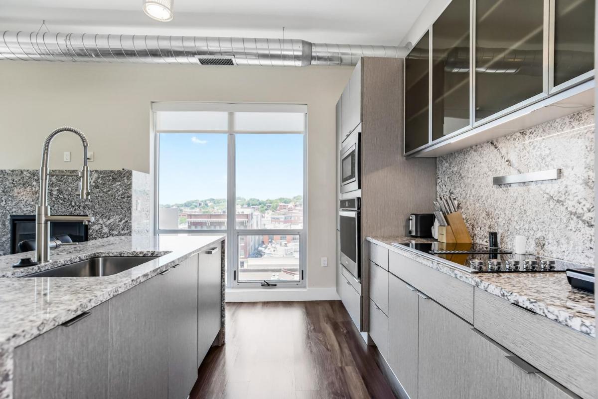 Upscale Two Bedroom Stay with Amazing Rooftop 748 - Housity