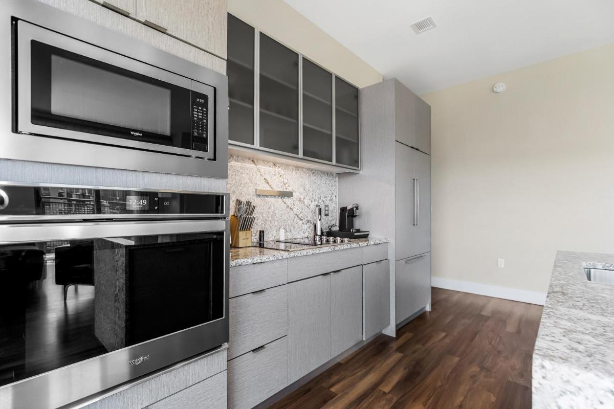 Upscale Two Bedroom Stay with Amazing Rooftop 748 - Housity