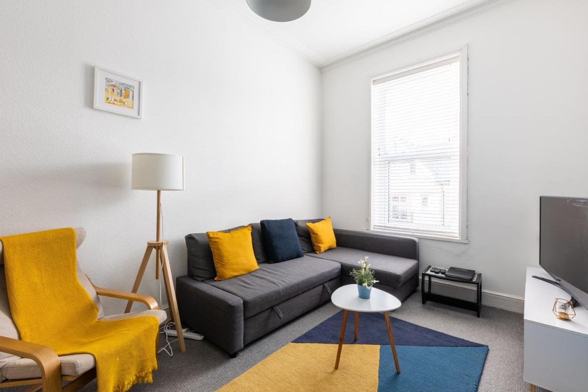 Judah Suites by Koya Homes - TV Bed Apartment, Central High Street, Free Parking - Housity