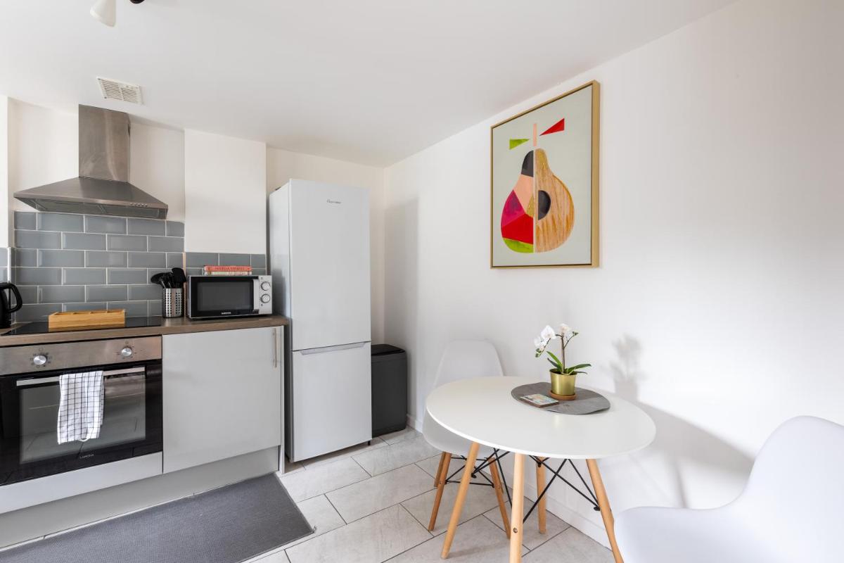 Judah Suites by Koya Homes - TV Bed Apartment, Central High Street, Free Parking - Housity