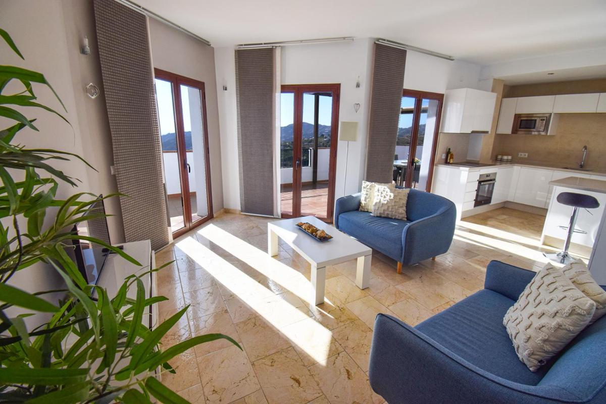 Penthouse 17A, Frigiliana 2 bedroom, Pool, Large Terrace and Amazing views in the center of Frigiliana HansOnHoliday Rentals - Housity