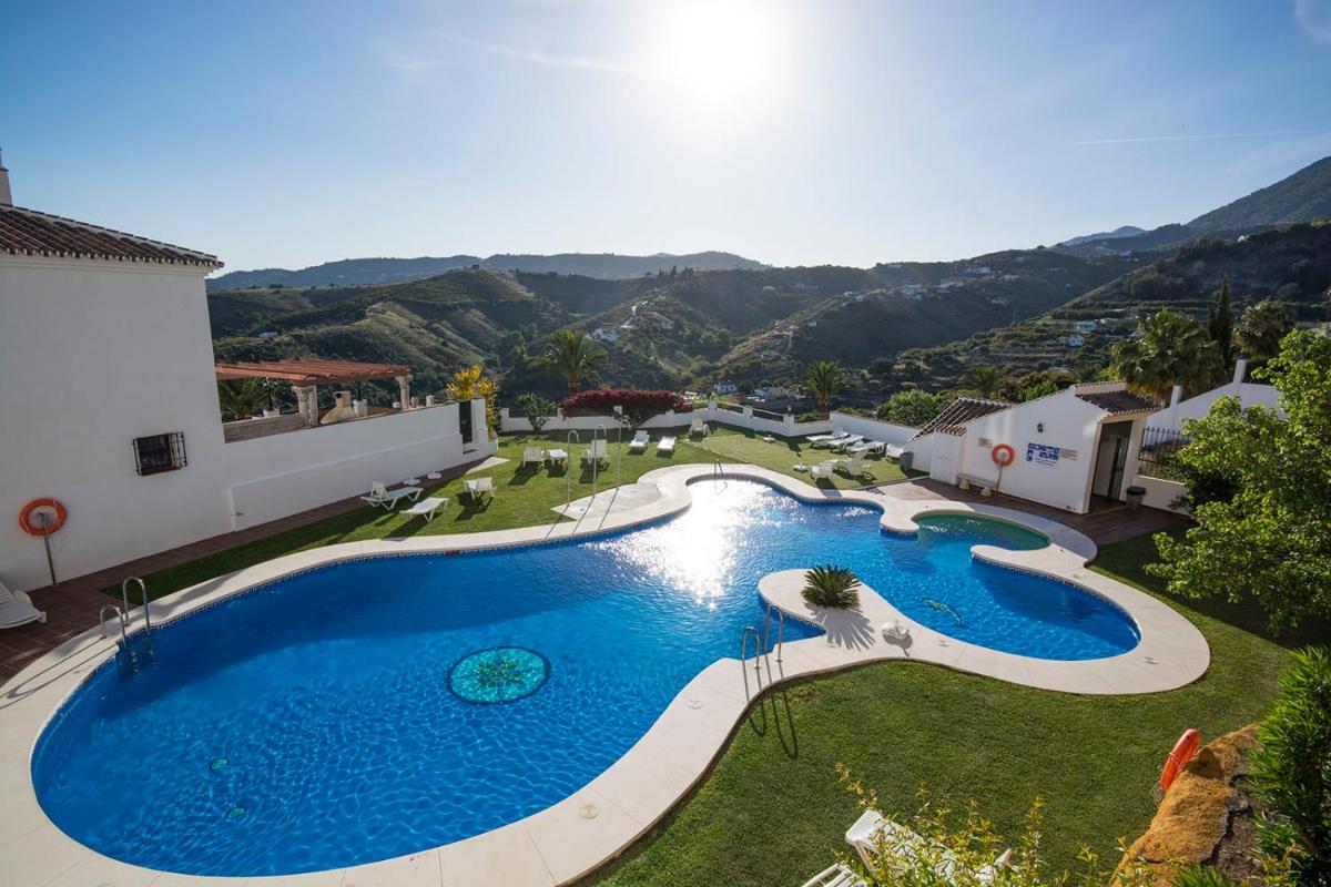 Penthouse 17A, Frigiliana 2 bedroom, Pool, Large Terrace and Amazing views in the center of Frigiliana HansOnHoliday Rentals - Housity
