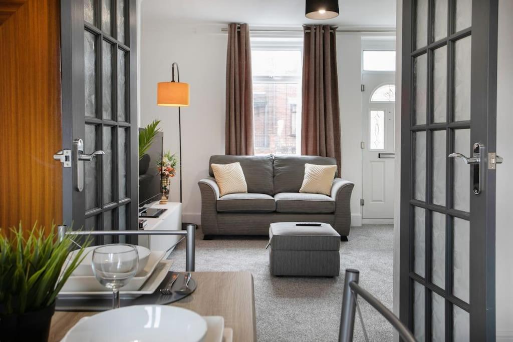 Cudworth House, Barnsley for contractors ,Families, free parking, spacious etc - Housity