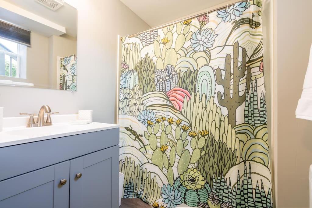 Plush 1 bed APT near Five Points! Bring your pets! - Housity