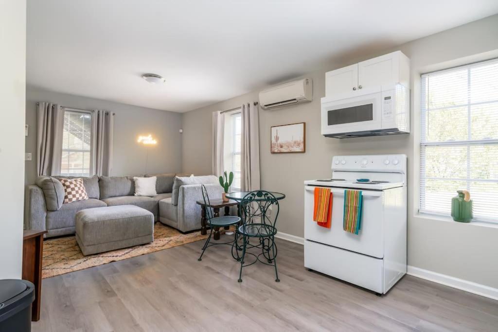Plush 1 bed APT near Five Points! Bring your pets! - Housity