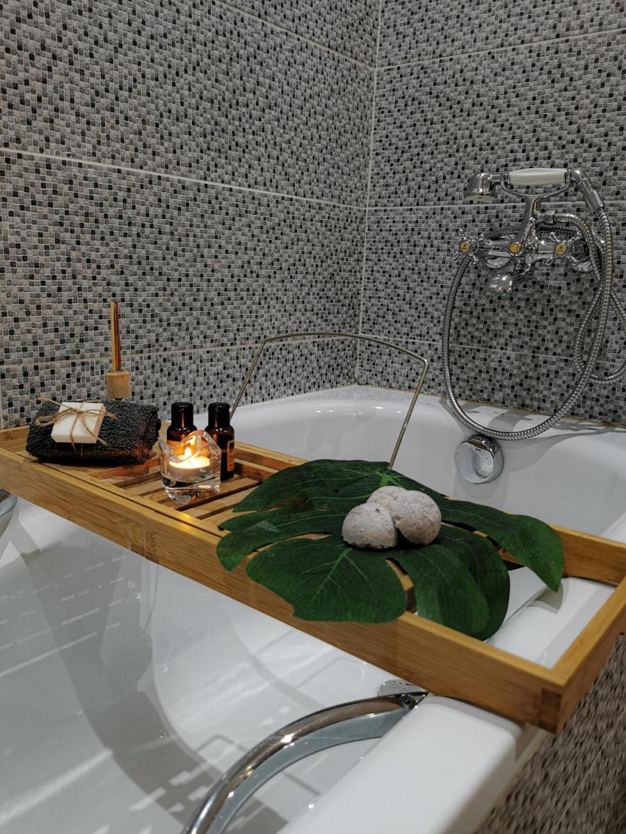 Big, stylish and modern apartment with hot tub - Housity