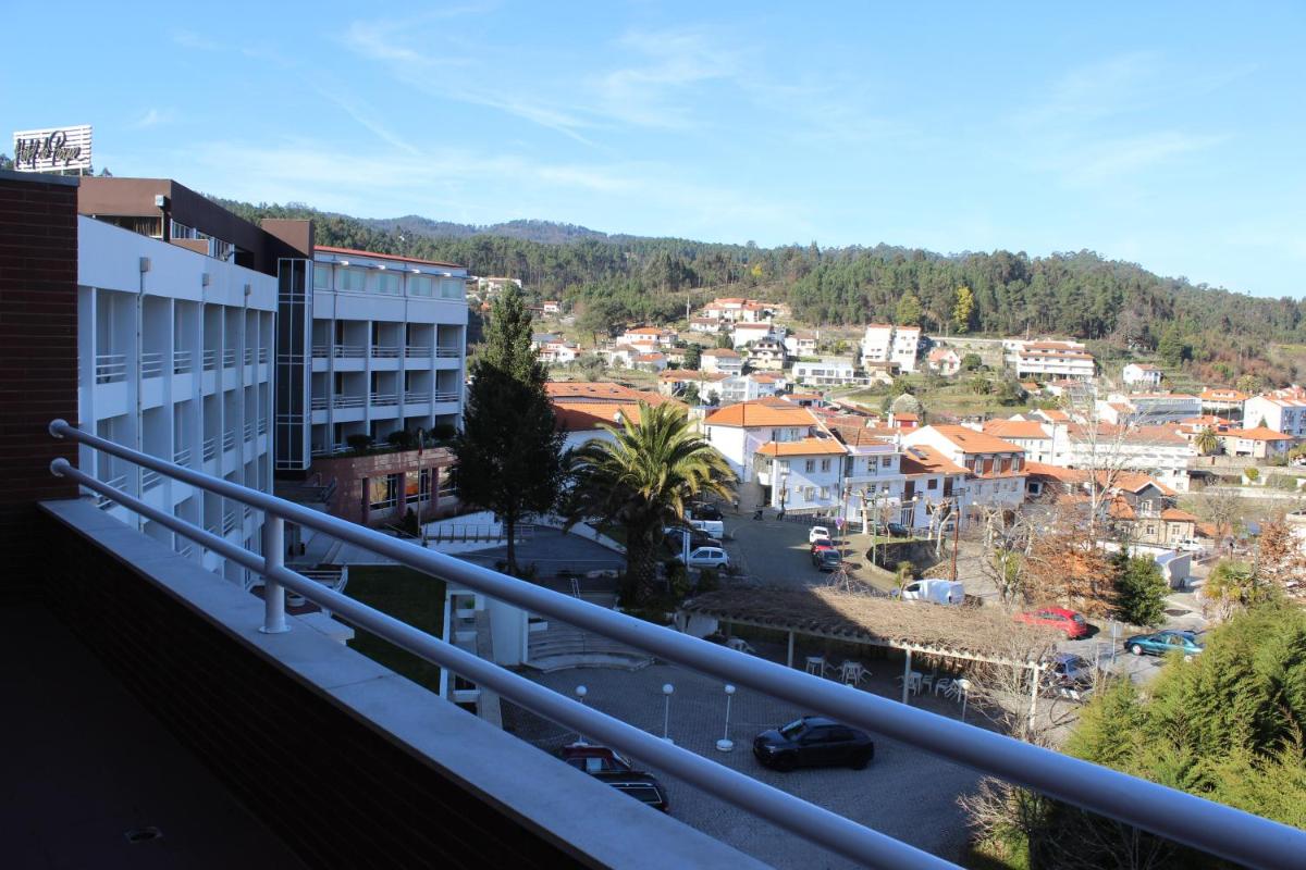 Uma vista geral da montanha ou uma vista da montanha a partir do hotel