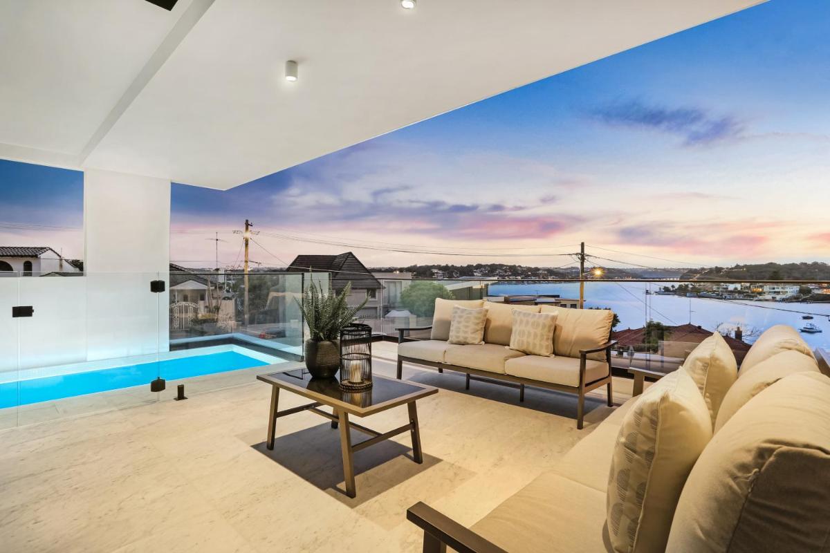 Luxury Waterside Home - Housity