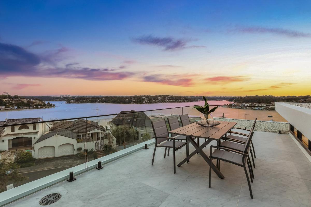 Luxury Waterside Home - Housity