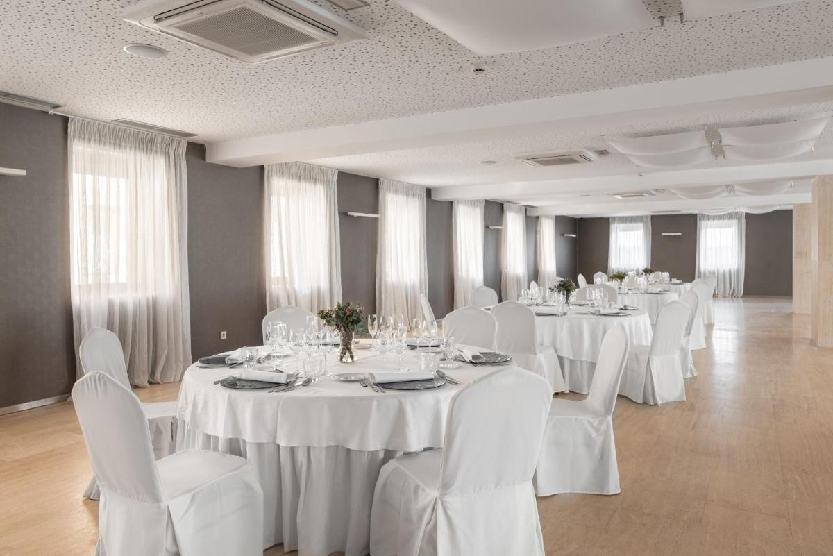 Un restaurante o sitio para comer en Eurostars Vía de la Plata