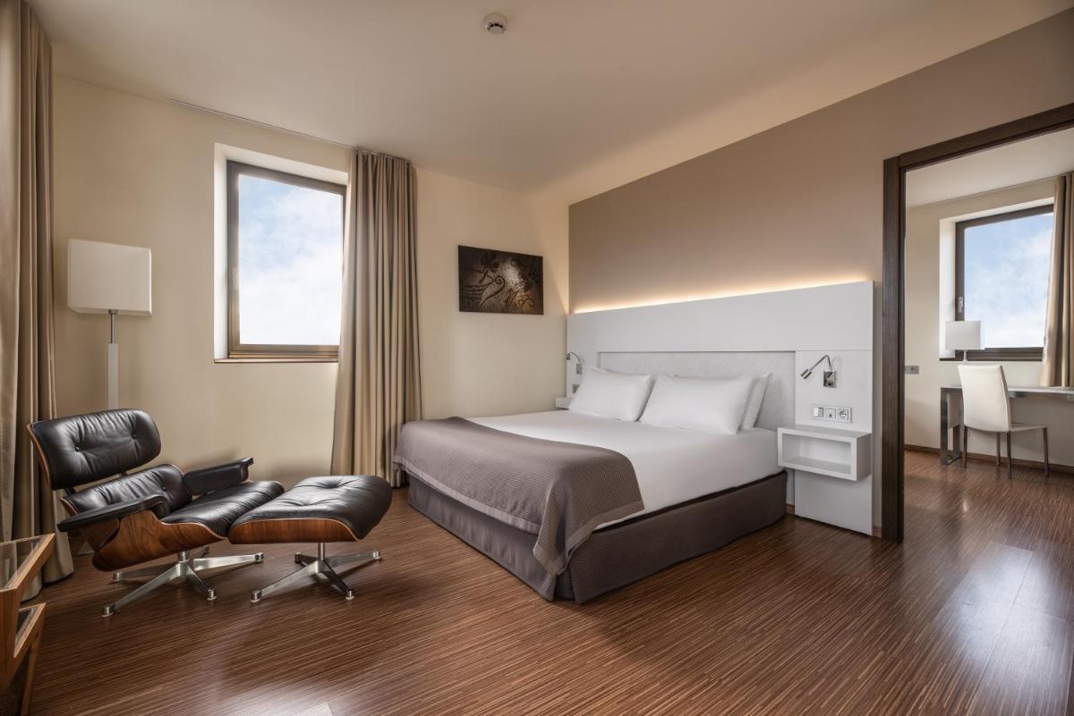 una habitación de hotel con una cama y una silla en Eurostars Vía de la Plata, en Astorga