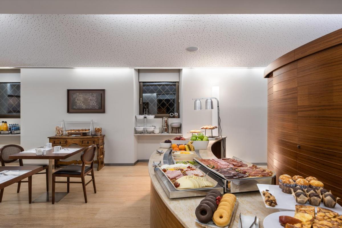 Comida en o cerca de este hotel