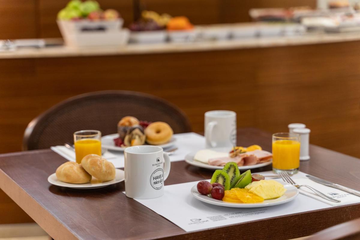 Comida en o cerca de este hotel